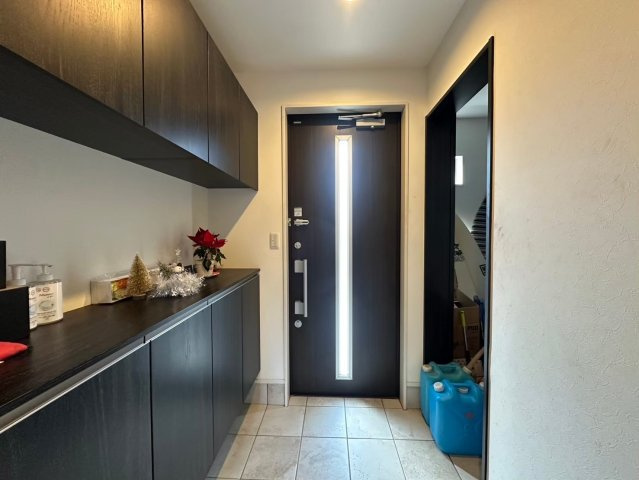 【No.7391】賀露町西/4LDK/LDK31帖♪/太陽光発電システムの玄関|大容量の収納を兼ね備えたシューズクローク