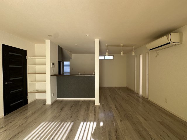 賀露町西4LDK中古住宅の居間・リビング