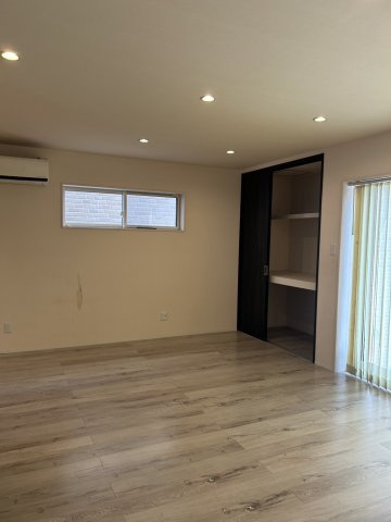 【No.7391】賀露町西/4LDK/LDK31帖♪/太陽光発電システムの居間・リビング|リビングには収納がございます