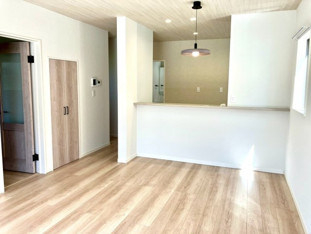 ファミリータウン津森②の居間・リビング|シンプルなリビングなので、お部屋内を自分好みにしてください。