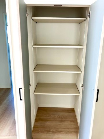 ファミリータウン津森②の収納|リビングにあるパントリーです。食材や日用品の収納に便利です。