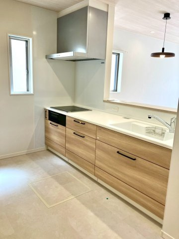 ファミリータウン津森②のキッチン|IHコンロ・スマートレンジフード付きのキッチンです。