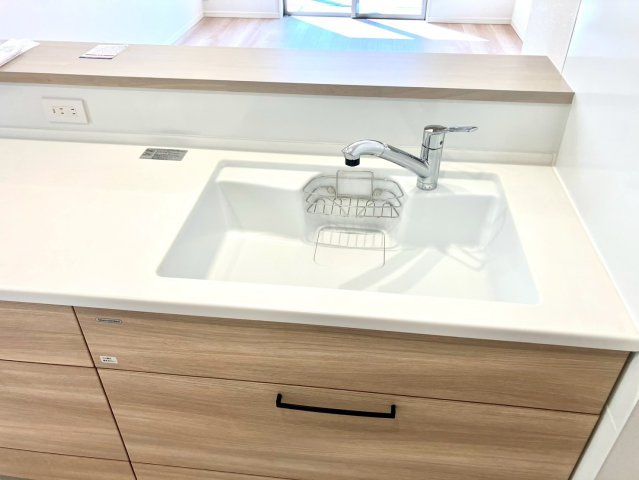 ファミリータウン津森②のキッチン|シンク一体型のキッチンでお手入れが簡単です。