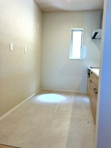 ファミリータウン津森②のキッチン|キッチン横に窓があるので、明るいです。