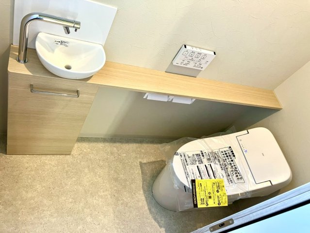 ファミリータウン津森②のトイレ|タンクレストイレ・手洗い器付きのすっきりとしたトイレです。