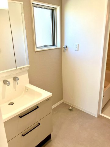 ファミリータウン津森②の独立洗面台|ランドリースペースには、窓がついていて明るい空間です。