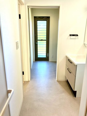 ファミリータウン津森②の洗面所|お風呂側から見た洗面室とユーティリティです。