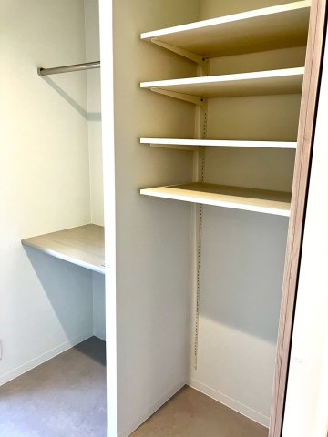 ファミリータウン津森②の収納|洗面室横には、洗濯ものを畳める作業台と収納スペースがついています。