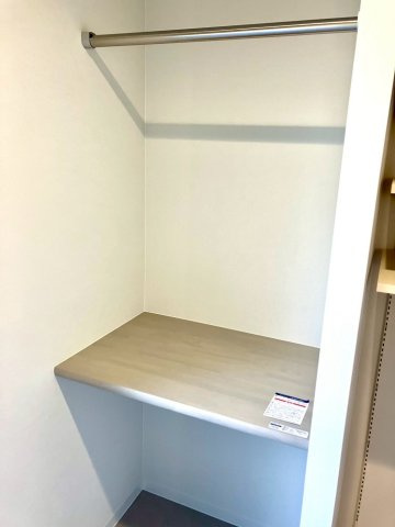 ファミリータウン津森②のランドリースペース|洗濯ものを畳める作業台です。