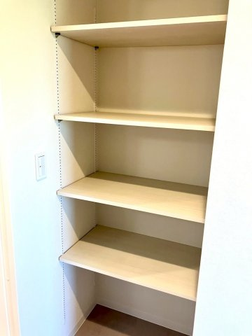 ファミリータウン津森②の収納|ランドリースペースのタオル等を収納できる収納棚です。