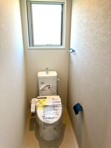 ファミリータウン津森②のトイレ|２階のトイレは窓が大きく明るい空間です。