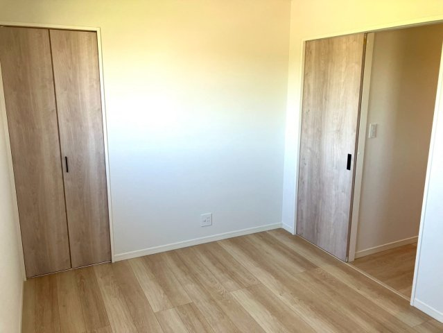 ファミリータウン津森②の洋室|２階の洋室は、木目調で統一されています。