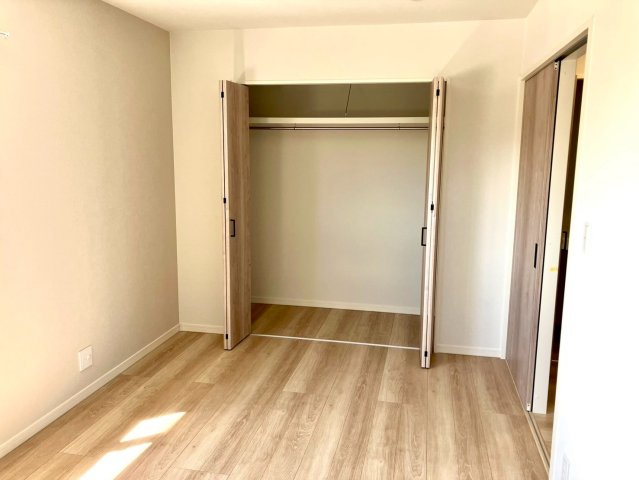 ファミリータウン津森②の収納|２階の洋室は、木目調で統一されています。