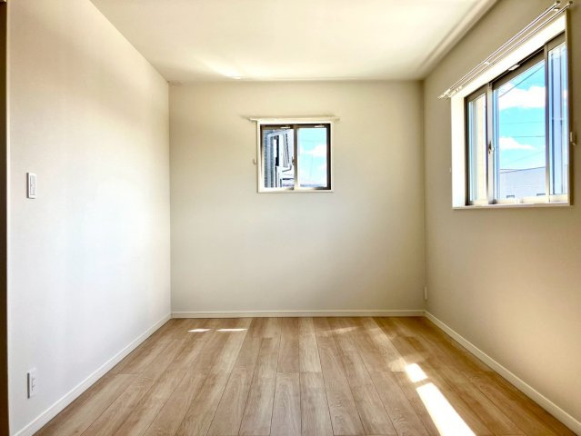 ファミリータウン津森②の洋室|２階洋室は、２面採光で明るい空間です。