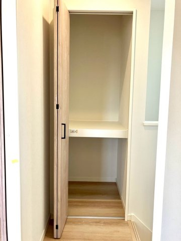 ファミリータウン津森②の収納|２階の階段横の収納です。