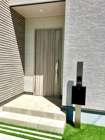 ファミリータウン津森②のエントランス|ポスト・モニター付きインターホンが設置されています。