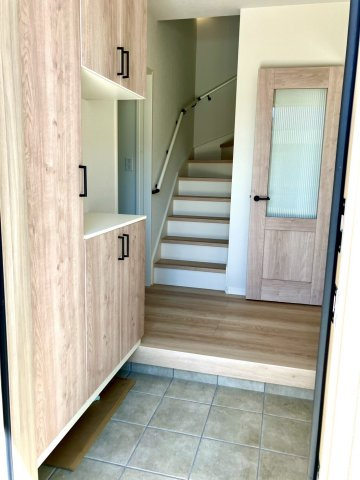 ファミリータウン津森②の玄関|木目調で統一されたきれいな玄関です。