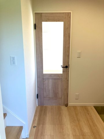 ファミリータウン津森②の内装|リビングにつながるドアも内装と統一感があっておしゃれです。