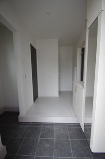 【玄関】 | 【仲介手数料無料！！】稲城市坂浜4丁目　新築戸建て（全3棟）2号棟　4599万円