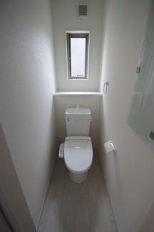 【トイレ】 | 【仲介手数料無料！！】稲城市坂浜4丁目　新築戸建て（全3棟）2号棟　4599万円 | 1階トイレ