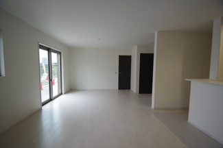 【居間・リビング】 | 【仲介手数料無料！！】稲城市坂浜4丁目　新築戸建て（全3棟）2号棟　4599万円