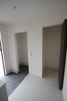 【玄関】 | 【仲介手数料無料！！】稲城市坂浜4丁目　新築戸建て（全3棟）2号棟　4599万円 | 玄関収納