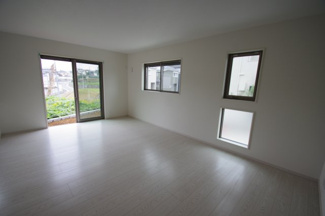 【居間・リビング】 | 【仲介手数料無料！！】稲城市坂浜4丁目　新築戸建て（全3棟）3号棟　4999万円 | LDK20.6帖