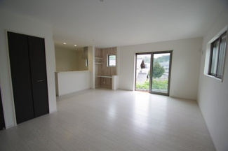 【居間・リビング】 | 【仲介手数料無料！！】稲城市坂浜4丁目　新築戸建て（全3棟）3号棟　4999万円