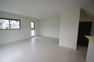 【居間・リビング】 | 【仲介手数料無料！！】稲城市坂浜4丁目　新築戸建て（全3棟）3号棟　4999万円