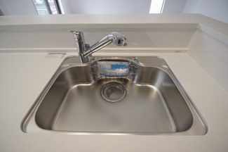 【キッチン】 | 【仲介手数料無料！！】稲城市坂浜4丁目　新築戸建て（全3棟）3号棟　4999万円 | 浄水器付き水栓