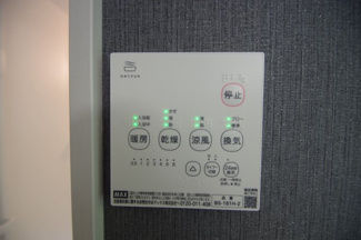 【冷暖房・空調設備】 | 【仲介手数料無料！！】稲城市坂浜4丁目　新築戸建て（全3棟）3号棟　4999万円 | 浴室暖房・乾燥・換気・涼風