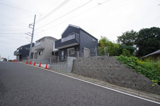 【前面道路含む現地写真】 | 【仲介手数料無料！！】稲城市坂浜4丁目　新築戸建て（全3棟）3号棟　4999万円
