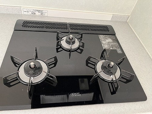 シャトー八戸の里の設備|３口ガスコンロ　※前回募集時／２０２２年１月の写真