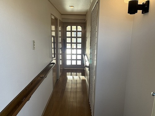 シャトー八戸の里のその他|玄関から廊下　※前回募集時／２０２２年１月の写真