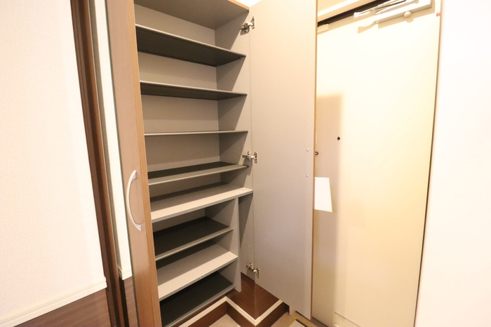 パインエーカーⅠの玄関|シューズボックス（姿見鏡付）