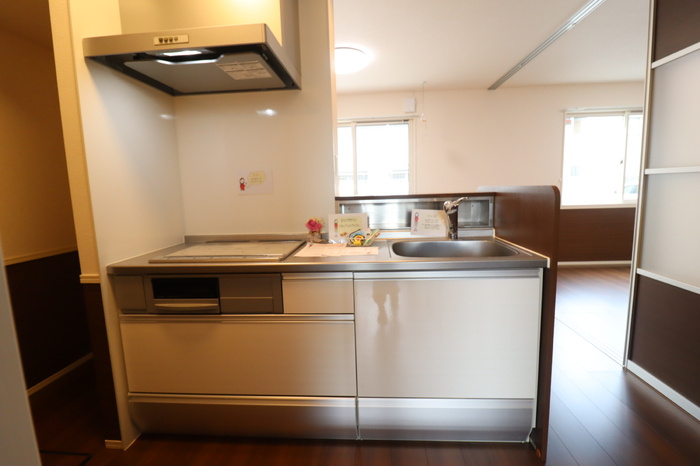 パインエーカーⅠのキッチン|対面式システムキッチン（3口ＩＨ、グリル、浄水器付）