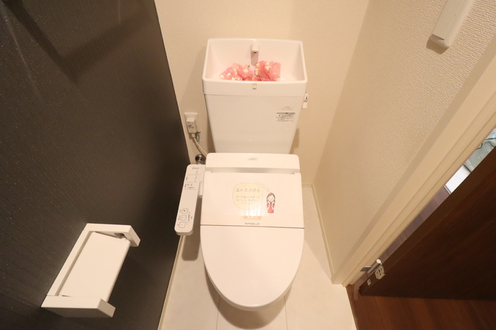 パインエーカーⅠのトイレ|もちろん温水洗浄暖房便座です（デザインクロス仕様）