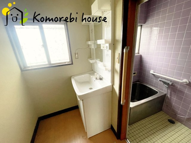 蓮田市閏戸　中古一戸建ての独立洗面台|朝の支度にも助かる、独立の洗髪洗面化粧台