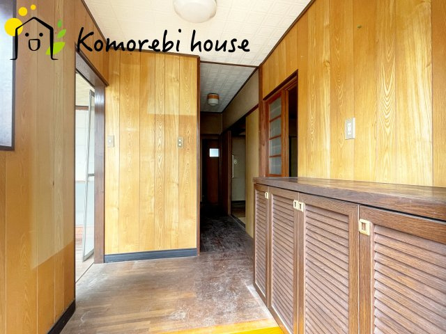 蓮田市閏戸　中古一戸建ての玄関|明るい玄関です