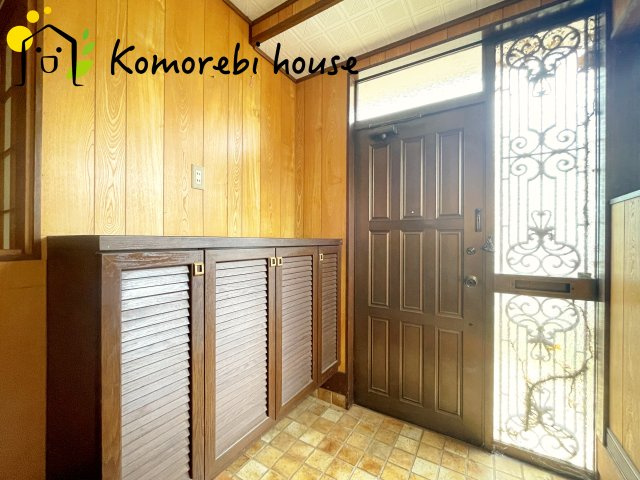 蓮田市閏戸　中古一戸建ての玄関|明るい玄関です