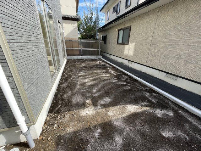 クレイドルガーデン八戸市桜ケ丘 第12 1号棟の前面道路含む現地写真