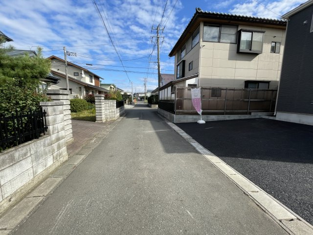 クレイドルガーデン八戸市桜ケ丘 第12 1号棟の前面道路含む現地写真