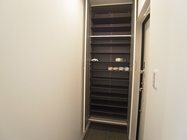 ＶＩＬＬＡ神戸北町の玄関|天井高もあるトールタイプの下駄箱