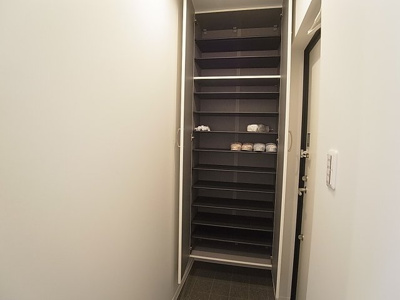 【玄関】 | ＶＩＬＬＡ神戸北町 | 天井高もあるトールタイプの下駄箱