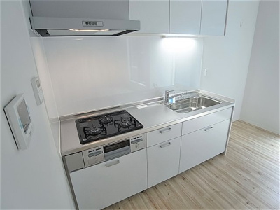 【キッチン】 | ＶＩＬＬＡ神戸北町 | システムキッチン、ガス3口コンログリル付