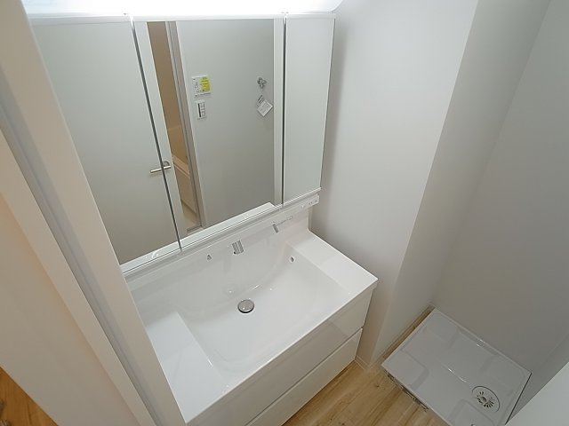 ＶＩＬＬＡ神戸北町の洗面所|三面鏡シャワー付き独立洗面台