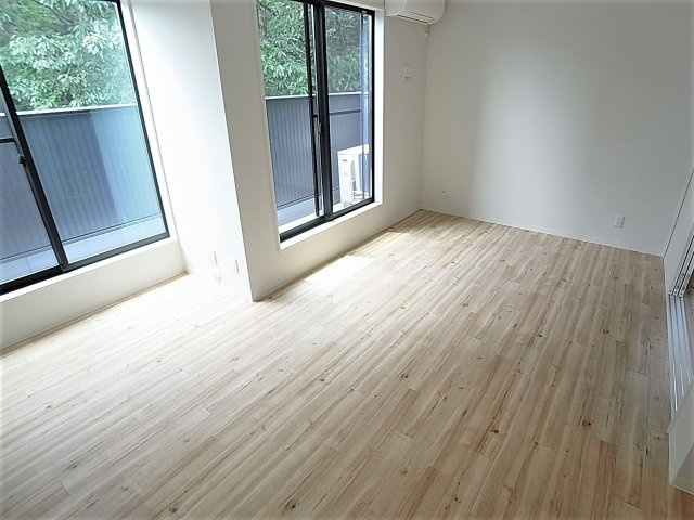 ＶＩＬＬＡ神戸北町の居間・リビング|明るく風通しも良い広々リビング