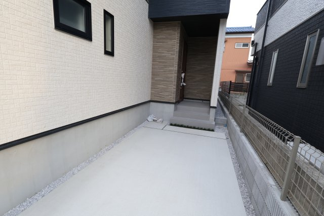 《仲介手数料無料》岩槻区府内１丁目6(全1戸)新築一戸建てブルーミングガーデンの駐車場|撮影日 2025年10月27日 16:00 晴れ