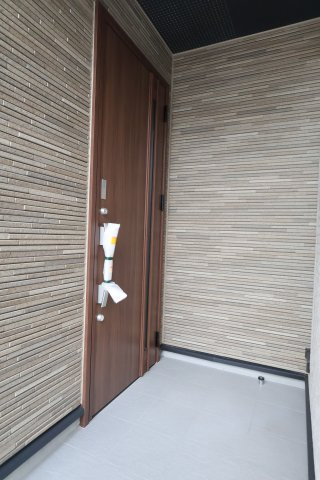 《仲介手数料無料》岩槻区府内１丁目6(全1戸)新築一戸建てブルーミングガーデンの玄関|撮影日 2025年10月27日 16:00 晴れ