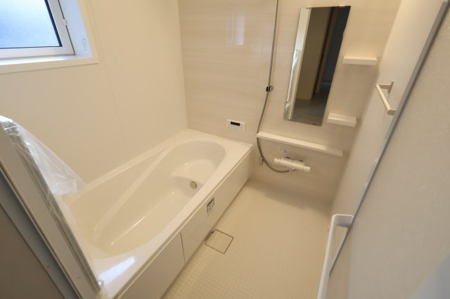 《仲介手数料無料》岩槻区府内１丁目6(全1戸)新築一戸建てブルーミングガーデンの浴室|撮影日 2025年10月27日 16:00 晴れ